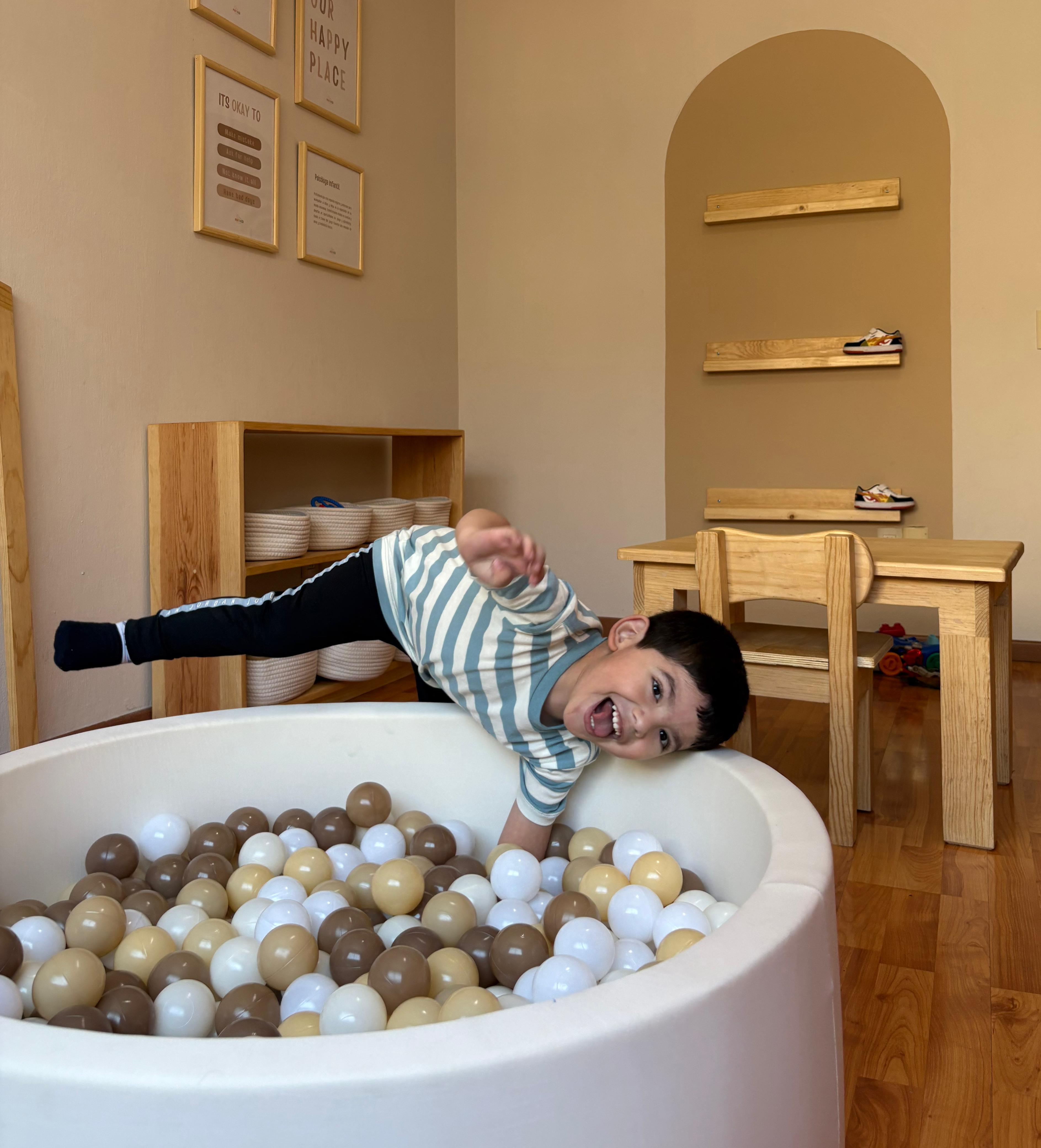 Niño en alberca de pelotas